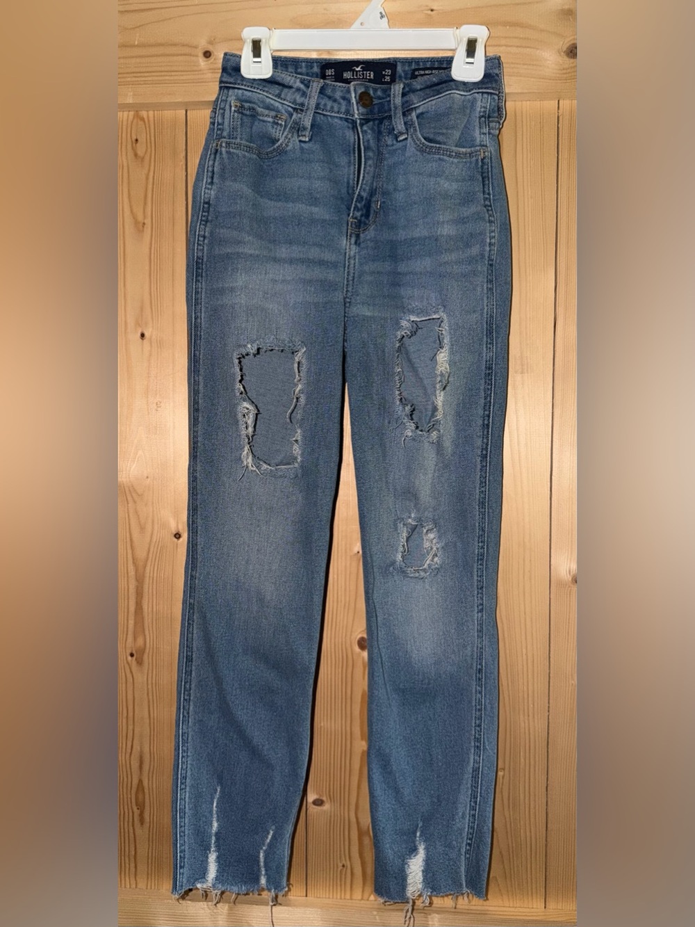 Hollister Ultra High-Rise Mom Jeans | Distressed Raw Hem | 00S / W23 L25